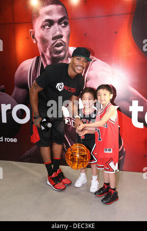 Super star de la NBA Derrick Rose répond aux fans à Hong Kong, Chine Le vendredi septembre 13,2013. Banque D'Images