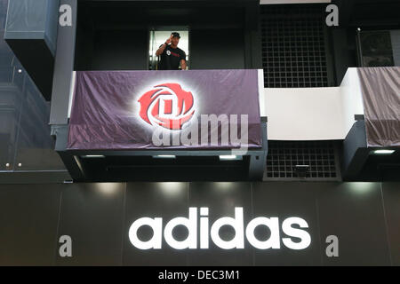 Super star de la NBA Derrick Rose répond aux fans à Hong Kong, Chine Le vendredi septembre 13,2013. Banque D'Images