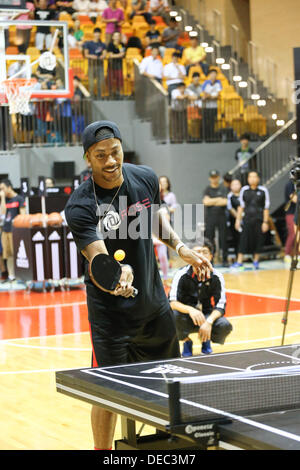 Super star de la NBA Derrick Rose répond aux fans à Hong Kong, Chine Le vendredi septembre 13,2013. Banque D'Images