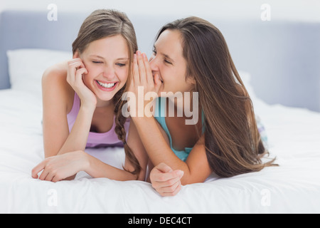 Girls Lying in Bed Banque D'Images