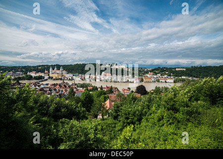 Vue sur le centre historique de la rivière Inn, au cours des hautes eaux, Passau, Thuringe, Bavière, Allemagne Banque D'Images