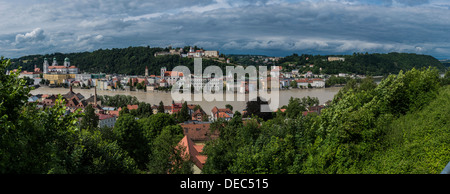 Vue panoramique sur le centre historique avec la rivière Inn lors des hautes eaux, Passau, Thuringe, Bavière, Allemagne Banque D'Images