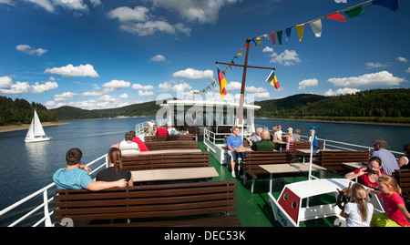 Les gens sur le pont supérieur du navire d'excursion sur le réservoir Westfalen Bigge, Olpe, Rhénanie du Nord-Westphalie, Allemagne Banque D'Images