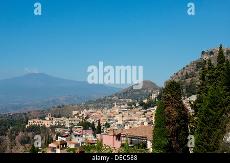 Une vue de la fumée s'échapper de l'Etna derrière la ville de Taormina, Sicile, Italie Banque D'Images