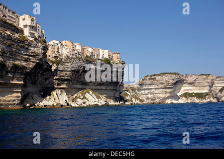 Ville de Bonifacio situé sur un plateau calcaire, Bonifacio, Corse, France Banque D'Images