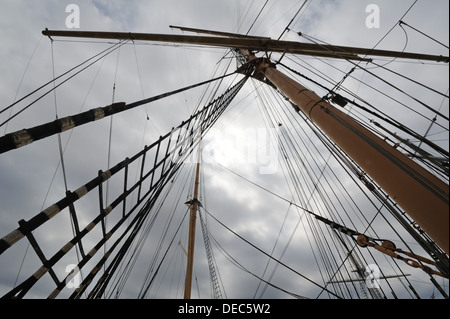 L'un des mâts et d'une partie du gréement de South Street Seaport Museum's 102 ans, quatre-mâts barque, Pékin. Banque D'Images