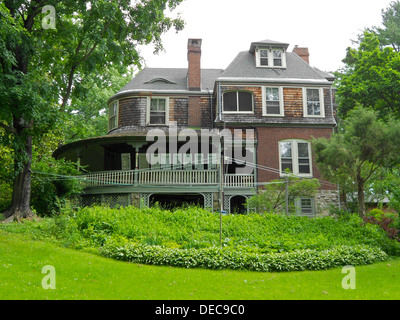 Idlewild, une maison d'été historique près de Media, en Pennsylvanie, a été conçue par l'architecte Frank Furness. Connue pour son style architectural distinctif, la maison a servi de refuge personnel pour Furness, avec des éléments de design uniques reflétant son style signature. Banque D'Images