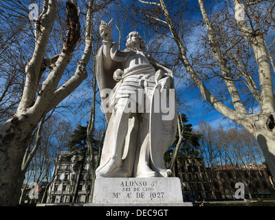 Madrid, Espagne, Statue C. Alonso, Rei de Leon, dans le parc en face du palais du roi lichen Banque D'Images