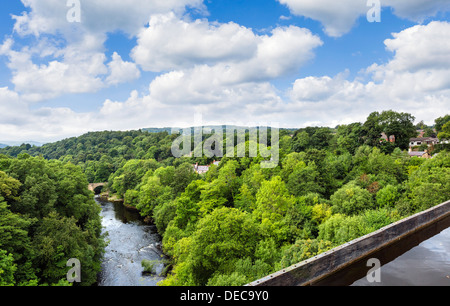 Vue sur la vallée de la rivière Dee-canal de Pontcysyllte portant le canal de Llangollen, près de Llangollen, Denbighshire, Wales, UK Banque D'Images