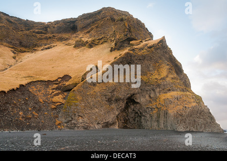 Avis de formations de roche Reynisfjara qui jouit sur la plage à Halsanefhellir l'Islande Banque D'Images