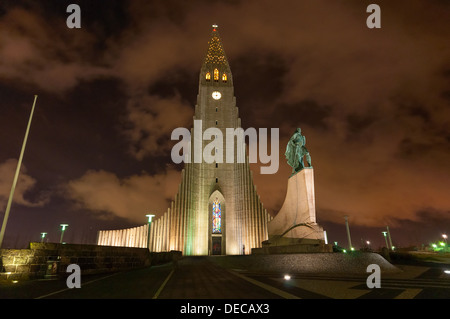 L'église Hallgrimskirkja Reykjavik Islande prises la nuit avec Lief Ericksson statue Banque D'Images