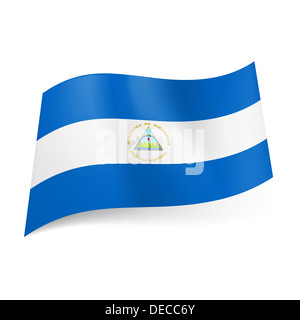 Drapeau national du Nicaragua : bande horizontale blanche avec armoiries entre bleus. Banque D'Images