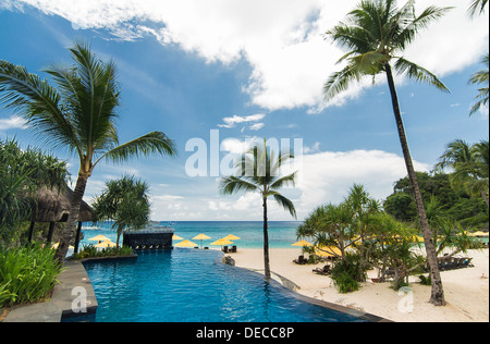 Piscine dans complexe de luxe, Philippines Banque D'Images