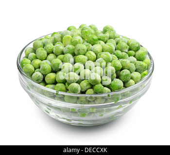 Pois congelés dans un bol en verre sur un fond blanc Banque D'Images