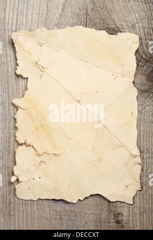 Vieux papier chiffonné sur un fond de bois Banque D'Images