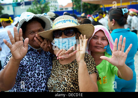 Phnom Penh, Cambodge sur Septembre 16th, 2013. Les partisans de Sam Rainsy montrant # 7 en harmonie avec leurs mains alors qu'ils protestaient contre les résultats de l'élection. Le parti de Sam Rainsy, le Parti du Salut National Cambodge, a été # 7 dans les élections nationales. Certains partisans de Sam Rainsy porter des masques dans la crainte de représailles de Hun Sen et son gouvernement actuel. Sam Rainsy a été exilé en France pendant 4 ans et a bénéficié d'une grâce royale du roi du Cambodge et rentre au Cambodge le 19 juillet 2013. Credit : Kraig Lieb / Alamy Live News Banque D'Images