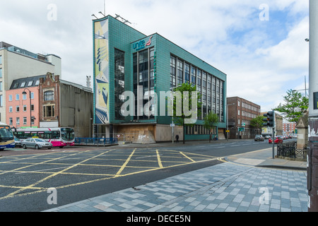 Grande mosaïque à l'avant du bâtiment représentant les diverses industries associées à Belfast Banque D'Images