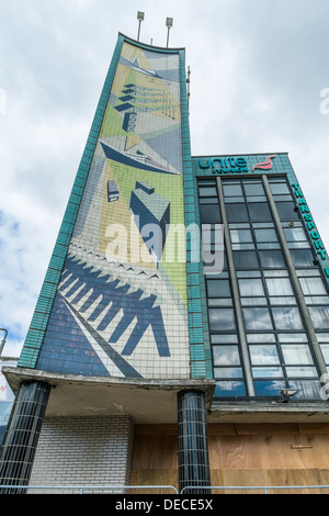 Grande mosaïque à l'avant du bâtiment représentant les diverses industries associées à Belfast Banque D'Images