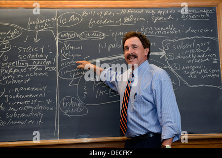 Le professeur John Sahl nous enseigne le droit constitutionnel aux avocats étrangers à Yale, École d'été. Banque D'Images