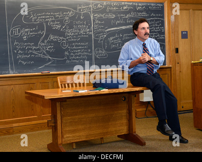 Le professeur John Sahl nous enseigne le droit constitutionnel aux avocats étrangers à Yale, École d'été. Banque D'Images