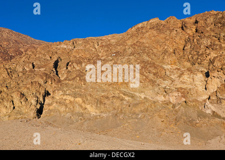 Les collines au-dessus du bassin de Badwater avec blanc 'Sea' niveau panneau près de haut de la colline. JMH5396 Banque D'Images