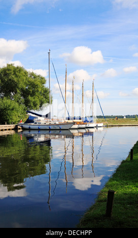 Une vue de yachts amarrés à Upton Staithe sur les Norfolk Broads, Angleterre, Royaume-Uni. Banque D'Images