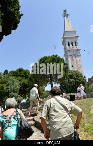 Rovinj, Croatie, les touristes sur leur chemin pour l'église de Sant'Eufemia Banque D'Images