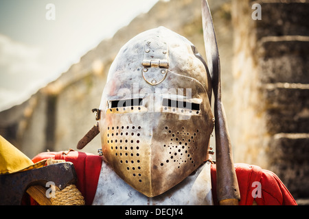 Casque chevalier médiéval dans l'arrière-plan sur l'ancien mur Banque D'Images