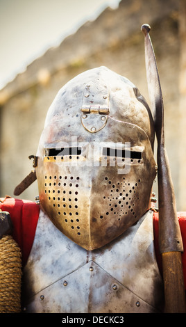 Casque chevalier médiéval dans l'arrière-plan sur l'ancien mur Banque D'Images