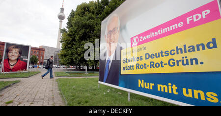 FDP a commencé une campagne d'affichage pour attirer des soi-disant "deuxième voix" (il y a deux votes dans les élections allemandes : la première pour un candidat local, la seconde pour un parti à l'échelle de l'état de la liste des candidats.) après la défaite électorale de l'État de Bavière à Berlin, Allemagne, 16 septembre 2013. Une affiche électorale avec la chancelière Merkel est représenté à gauche. Photo : WOLFGANG KUMM Banque D'Images