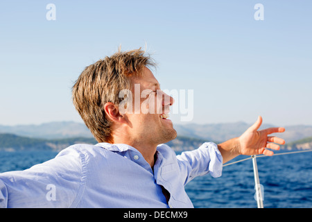 Man relaxing on yacht à voile Banque D'Images