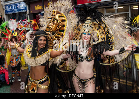 Londres, Royaume-Uni. 15e Août, 2013. Le Carnaval 2013 UN Hackney se tiendra le dimanche, de midi à 20h00 à Londres, Royaume-Uni, 15 septembre 2013, .Le défilé partira à 14h de route Ridley et va faire son chemin vers le sud le long de la route Queensbridge avant de faire sa voie par Richmond Road en direction de ville de Hackney et puis le long de la nouvelle rue piétonne chemin étroit avant de retourner à Ridley Road par Dalston Lane. © kaan diskaya/Alamy Live News Banque D'Images