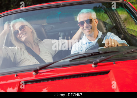 Mature couple in red cabriolet Banque D'Images