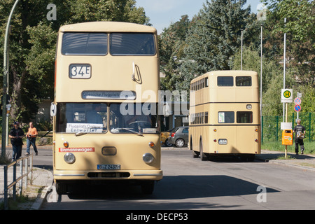 Les autobus à impériale vintage à Berlin Banque D'Images