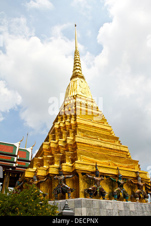 Figure mythologique le démon gardien, garde le temple bouddhiste dans le grand palace, Bangkok. Banque D'Images