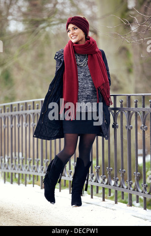 Élégant heureux woman walking in the cold winter park Banque D'Images