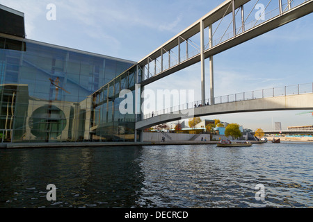 Pont sur la rivière Spree dans le quartier du gouvernement à Berlin Banque D'Images