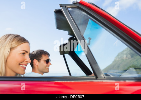 Cheerful couple partent en vacances ensemble Banque D'Images