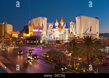 Excalibur Hotel and Casino vu de l'ensemble du South Las Vegas Boulevard par le MGM Grand de nuit. JMH5411 Banque D'Images