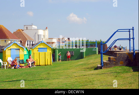 Des bains de soleil cabines de plage sur le front de mer. Banque D'Images