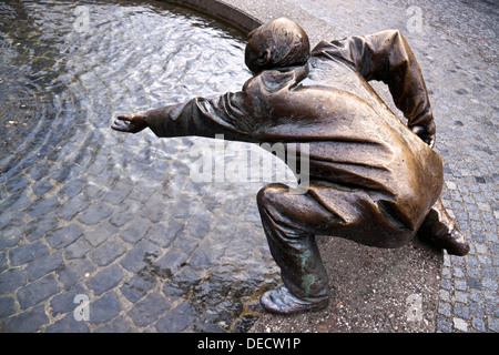 Statue en bronze d'un homme à la mendicité à Aix-la-Chapelle, Allemagne par Karl-Henning Seemann Banque D'Images