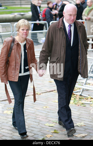 Sally (L) et Bob (R) Dowler parents assassinés de l'anglais 13 ans, fille, Amanda Jane 'Milly' Dowler arrivent à la Reine Elizab Banque D'Images