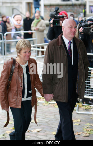 Sally (L) et Bob (R) Dowler parents assassinés de l'anglais 13 ans, fille, Amanda Jane 'Milly' Dowler arrivent à la Reine Elizab Banque D'Images