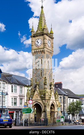 La tour de l'horloge dans le centre-ville, Machynlleth, Powys, Wales, UK Banque D'Images