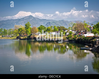 Le pic de neige Machapuchare sacré vu de Pokhara, au Népal. Banque D'Images