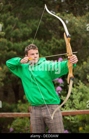 L'accent man practicing archery Banque D'Images