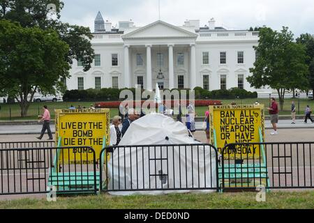 Washington, District de Columbia, Etats-Unis. 16e Août, 2013. 9/16/13- La Maison Blanche- Washington DC.ConcepciÃƒÂ¢Ã¢''À'šÂ' Ân Picciotto qui était né en 1945, également connu sous le nom de Conchita ou Connie, a vécu à Lafayette Square, Washington, D.C. sur le bloc 1600 de Pennsylvania Avenue, dans un camp de la paix en face de la Maison Blanche, depuis le 1 er août 1981, pour protester contre les armes nucléaires. Sa tente a été prise la semaine dernière mais maintenant brièvement est retournée dans son endroit original avec l'aide de sénatrice Elenore Holmes Norton.photo : - ImageCatcher Nouvelles(Image Crédit : © Christy Bowe/Globe Photos/ZUMAPRESS.c Banque D'Images