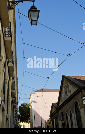 Pantographe de frais généraux de l'énergie électrique ou pour le réseau de tramway de Lisbonne une rue. Le Portugal. Banque D'Images