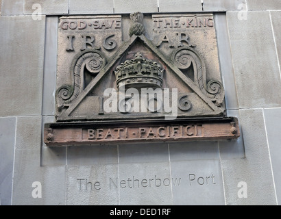 Crest pierres indiquant l'emplacement de la Canongate Royalmile Netherbow Port Edinburgh Scotland UK Banque D'Images