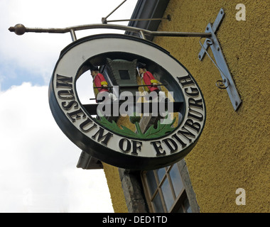 Panneau, devant le Musée d'Édimbourg, Canongate Royal Mile, Écosse Banque D'Images